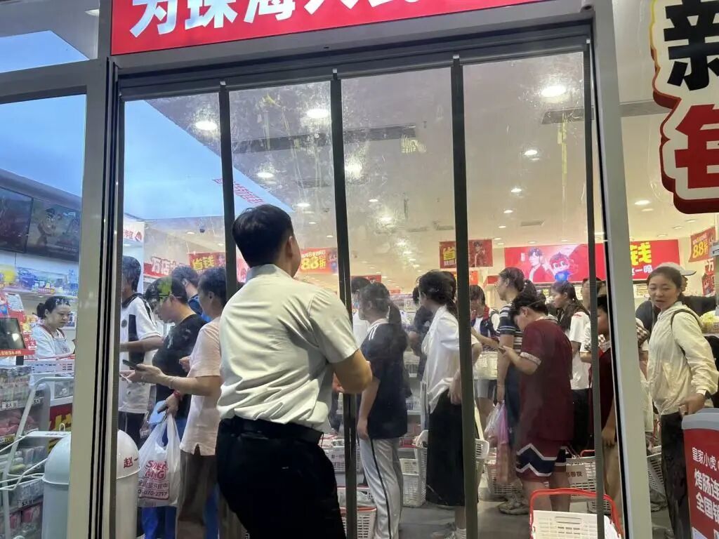 9月22日下班后，張青去采購，發現很多人在搶購囤物資。