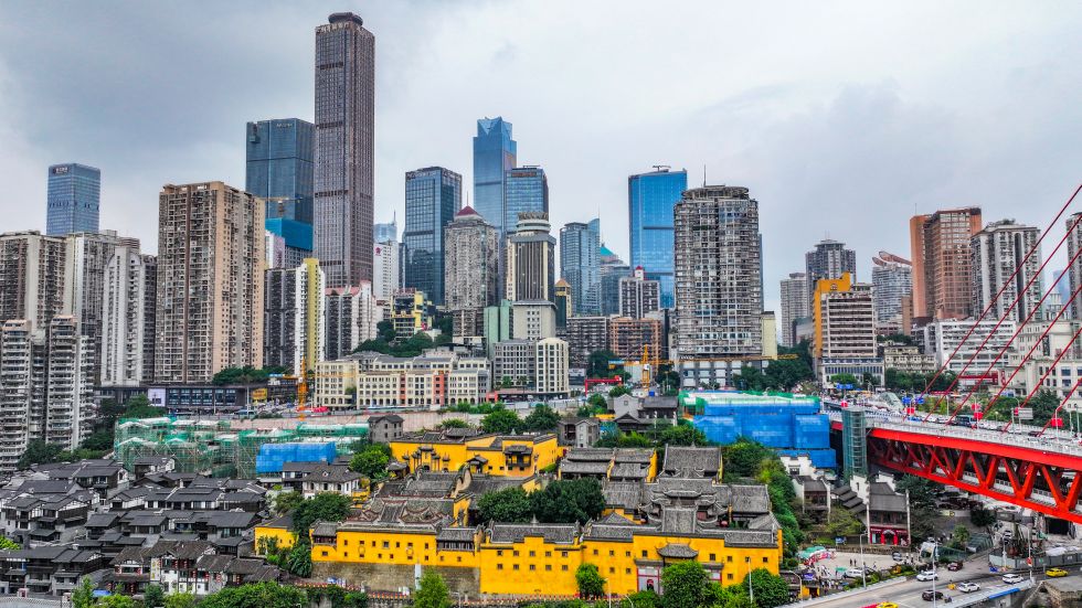 這是2025年10月3日拍攝的重慶湖廣會(huì)館及其周邊城市風(fēng)光(無(wú)人機(jī)照片)。 新華社記者 王全超 攝