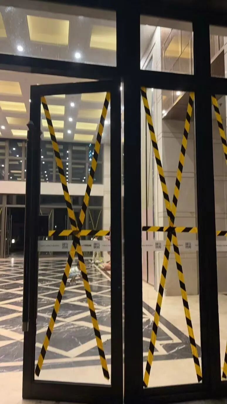 陳向前所居住的小區，物業提前給大堂玻璃貼上了“米字膠帶”。