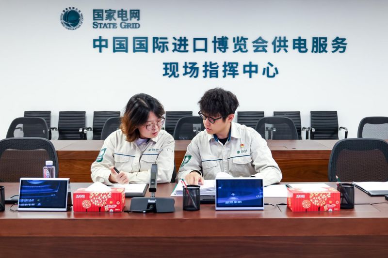 國(guó)網(wǎng)上海青浦供電公司客戶經(jīng)理在進(jìn)博會(huì)現(xiàn)場(chǎng)指揮中心,依托智慧保電數(shù)字孿生系統(tǒng)開展安全用電檢查工作。