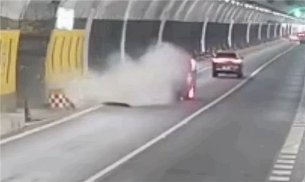 隧道內(nèi)轎車突然上墻四輪朝天 司機(jī):當(dāng)時(shí)正牽著老婆的手