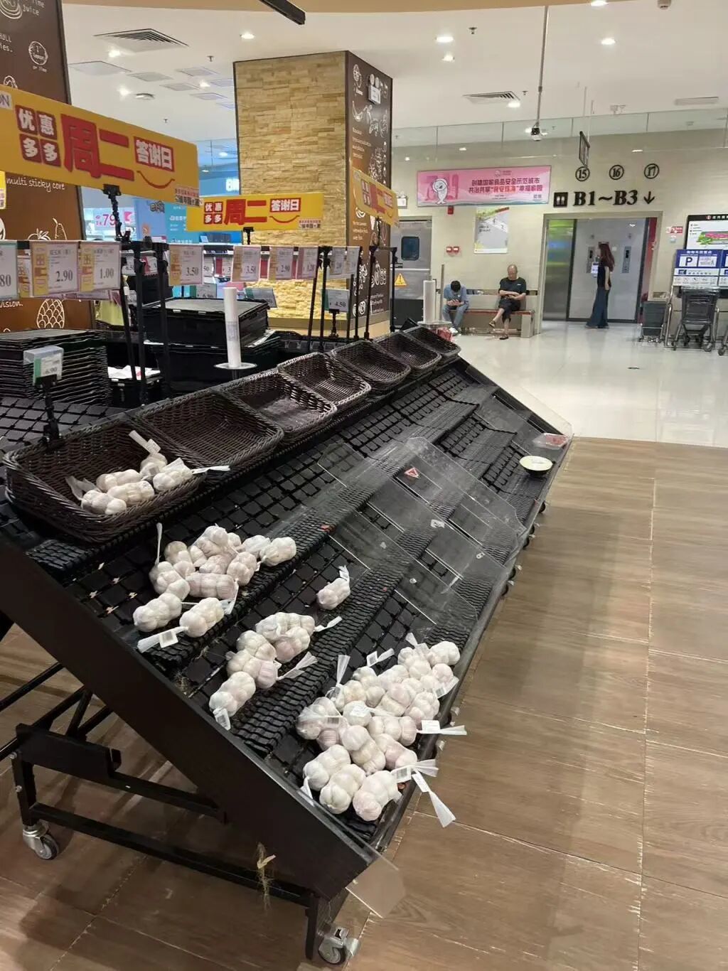 9月22日下班后，張青（化名）去超市采購，發現貨架上物品已所剩無幾。本文圖片均為 受訪者 供圖