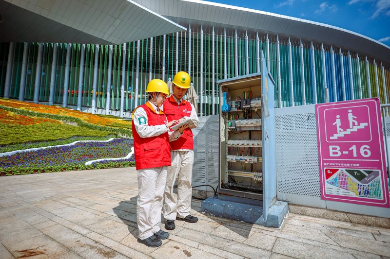 國(guó)網(wǎng)上海青浦供電公司客戶經(jīng)理在國(guó)家會(huì)展中心南廣場(chǎng)檢查末端用電設(shè)備運(yùn)行情況。