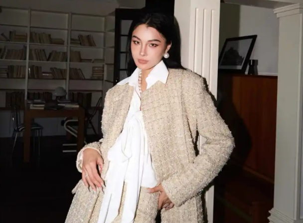 景甜格紋小香風(fēng)穿出職場精英范兒(格紋小香風(fēng)職場范搭配什么下裝)