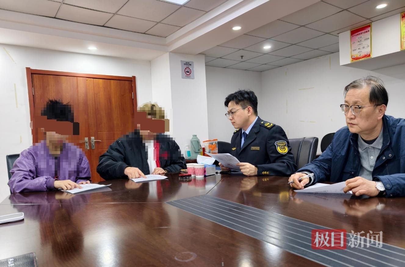 涉事雙方(左一、左二)達(dá)成調(diào)解協(xié)議