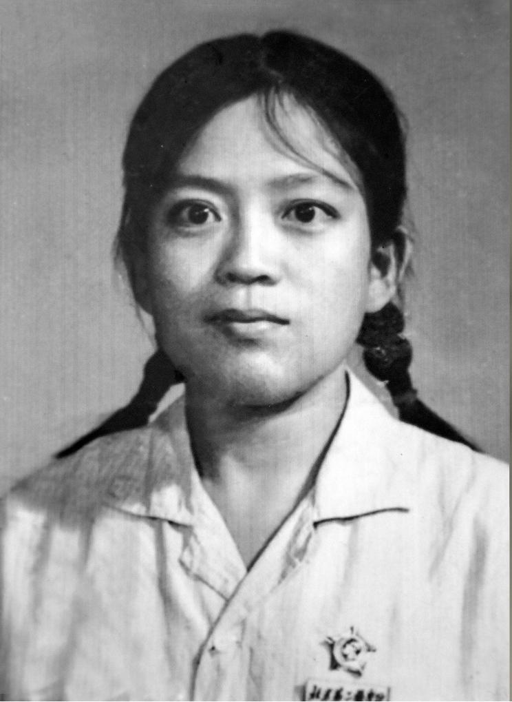 1968年12月北京第二醫(yī)學(xué)院畢業(yè)時的路生梅（資料照片）。新華社發(fā)