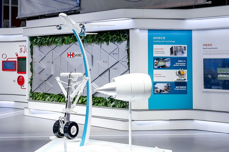 港機集團現場展示飛機模型及由3D打印技術制作的飛機部件模型。