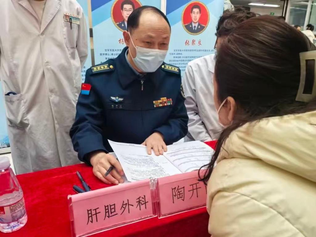 西京醫(yī)院專家團(tuán)隊(duì)在延安大學(xué)附屬醫(yī)院開展惠民義診。